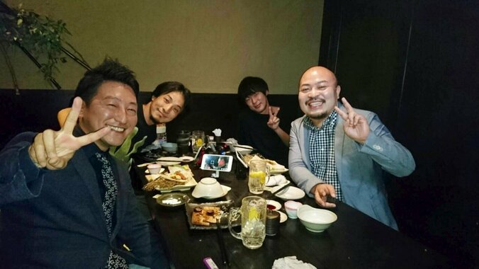 2ch創設者“ひろゆき”、ウーマン村本らと酒飲みながら「天才論」「論破術」語る 1枚目