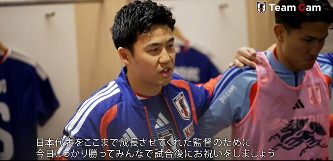 円陣でスピーチする遠藤航