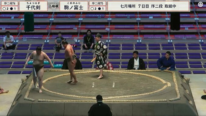 「初めて見た」土俵上に“ポツン”と忘れ物の珍光景 呼出が迅速対応 2枚目