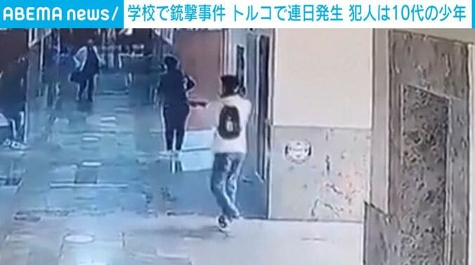 銃を構える少年