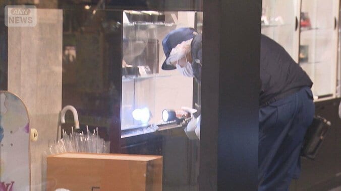 10秒で計2億円相当の腕時計4本窃盗　中野ブロードウェイ　電動キックボード男ら逃走 1枚目