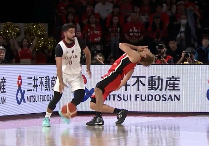 「何てことするねん！」日本代表SGが“顎に膝蹴り”の被害…「荒すぎるよ」カタール選手とHCがダブル退場で騒然【バスケW杯予選】 4枚目