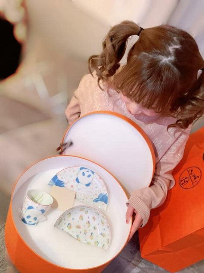  もえあず、誕プレで貰った『HERMES』の食器「アニマル柄でめっちゃかわいい」  1枚目