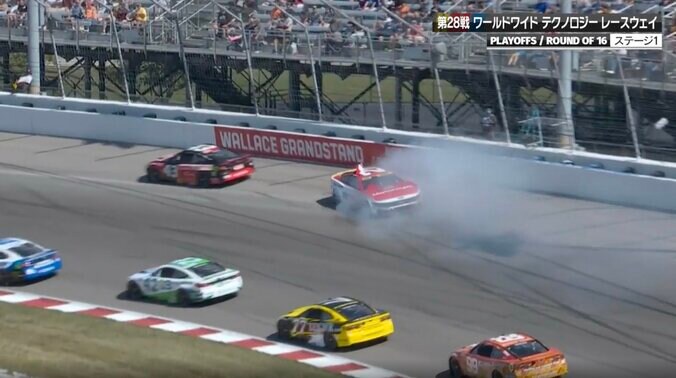 「完全に破壊されちゃいましたね」米人気レースの熱戦で衝撃光景 「もう直せない」2戦連続で起きたまさかの瞬間 4枚目
