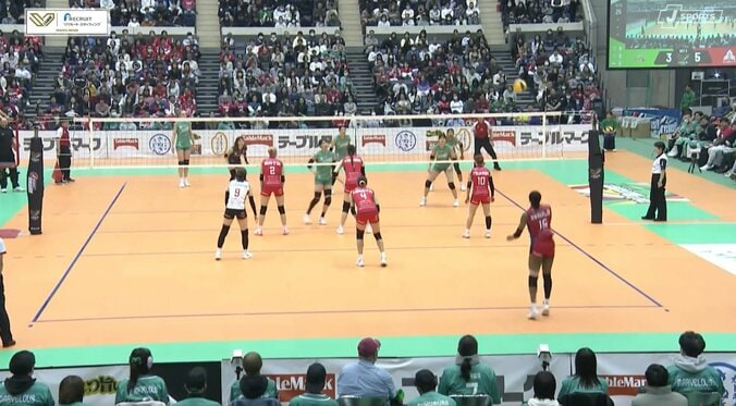 さすがにそれは拾えない…女子バレー、揺れて落ちるサーブが引き起こした“珍場面” 目の前にいた味方選手に 2枚目