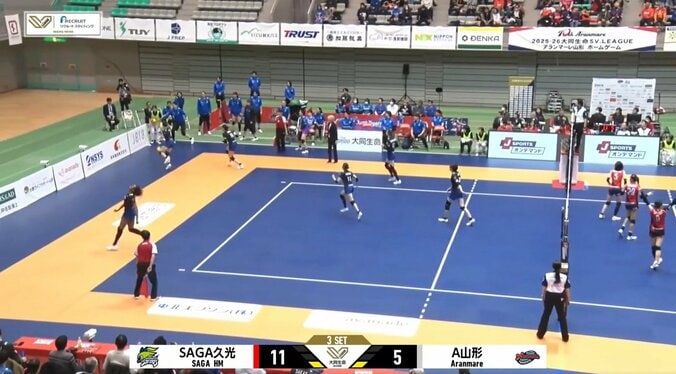 危ない！ 女子バレー、ボールガールを直撃から守ったベンチ選手 カメラが捉えた咄嗟の行動が紳士的 2枚目