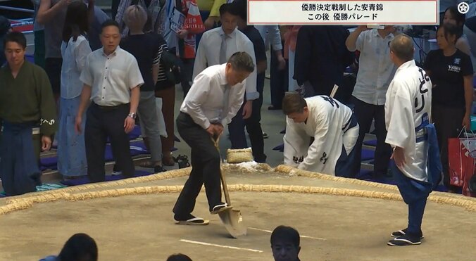 「え、土俵に穴が…」「何か出てきた」大相撲、千秋楽の最後にファン驚きの光景「初めて見た」 2枚目