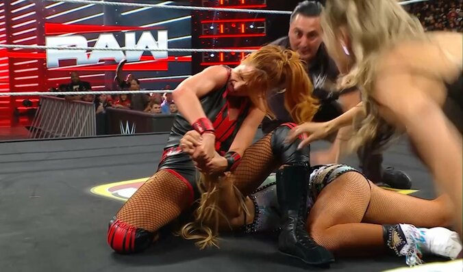 ディスアーマーを極めるベッキー・リンチ