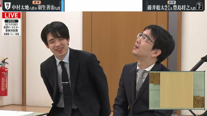 この先の展開を見据えつつも笑顔がこぼれる藤井竜王・名人（左）