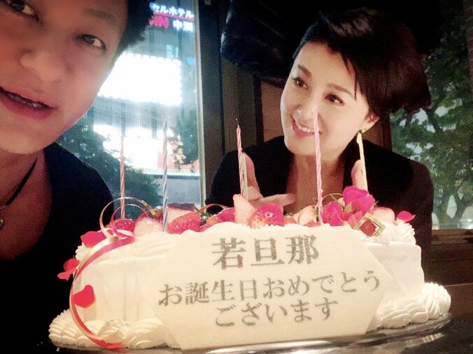 片岡愛之助、47歳の誕生日祝福に感謝　妻・藤原紀香との夫婦ショットを公開 1枚目