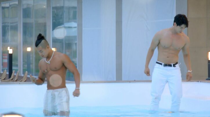 突然脱ぎだした男性たちの肉体美に美女たちの目が釘付けに「色々な体を見ましたが…」「ステキ」『恋するアプリ Love Alarm』#1