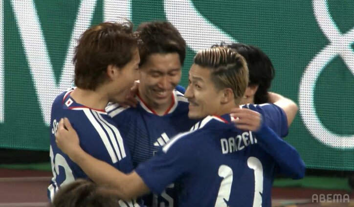 鎌田大地を祝福する前田大然