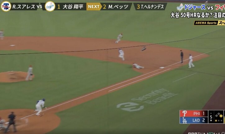【写真・画像】球場騒然！大谷翔平の足で“まさかの光景”「これは…」「速いけどもw」捕手ドン引きの“疑惑の判定”が生んだ盗塁「ラッキーすぎる」　1枚目