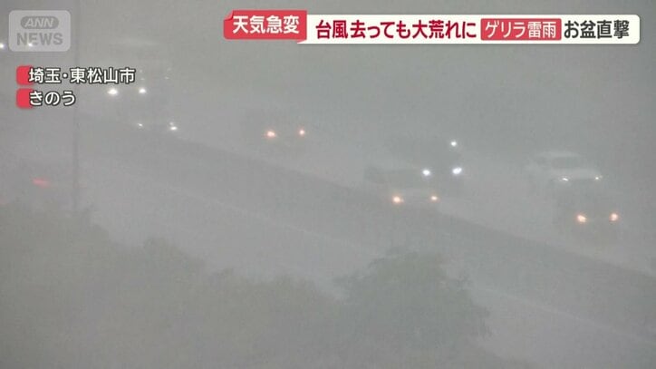 ヘッドライトの明かりだけが浮かぶ高速道路