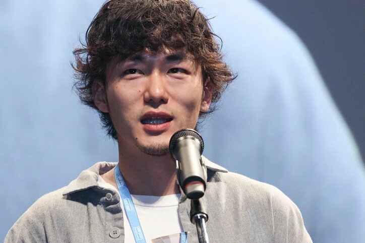 マギー、くっきり“美デコルテ”披露