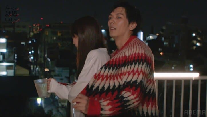 貴島明日香、15歳年上夫と屋上で密着しながら晩酌！緊張する夫に「照れてるの？」『私たち結婚しました4』第3話