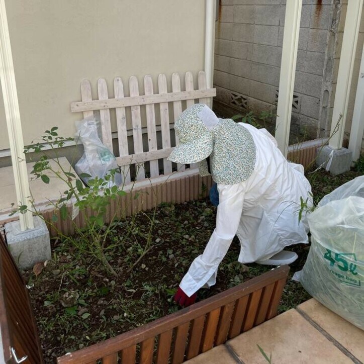  柏木由紀子、全身を覆って庭掃除をする姿を公開「完全防備です」 