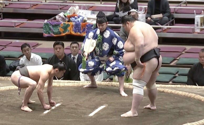 体重差136キロ、"一般体型"力士が超巨漢を吹っ飛ばす驚きの光景 館内どよめき「こんなことあるんか」