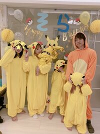 辻希美＆杉浦太陽、ポケモン大好きな次男の誕生日に家族でピカチュウコス