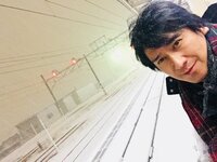 川崎麻世『大雪の中ホームで遅れてる電車待ち』