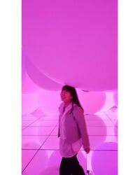 吉岡里帆、チームラボプラネッツを楽しむ姿に「可愛すぎる」「笑顔素敵」と反響