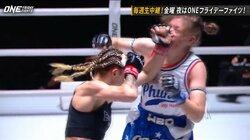 腹筋バキバキ女子が衝撃KO！ レフェリーの後頭部にあわや一撃でヒヤリ 奇妙な“勝利の舞”も披露