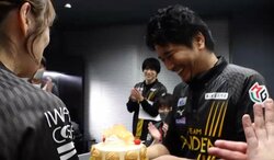 「GO！GO！雷電」 萩原聖人、退院祝いのケーキが呼んだ感動と涙とトップ浮上「おかえりハギー！！」／麻雀・Mリーグ