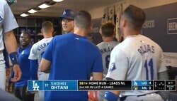 何が起きた？ 大谷翔平、ベンチで声をかけられて見せた“変顔”が話題に「中身が気になる」「どういう会話？w」