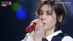 BOYNEXTDOOR、新人とは思えぬ迫力のステージ！大人数のダンサーとパワフルに踊り会場を魅了『MMA2023』