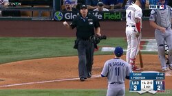 「Oh！」これは痛ッ…佐々木朗希の豪速球がアンパイア右足に直撃！毅然とした対応にも「つま先は痛い」「大丈夫？」とファン心配