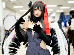 « J'adore les longs volants de la jupe » : Un cosplay de Devil Homura (Madoka Magica) d'une beauté saisissante