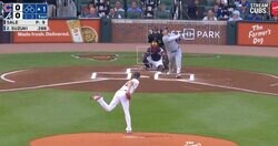 衝撃の魔球！一体、何が起きた…！？ カブス・鈴木誠也が内角をエグられた　最強左腕のエグい角度で曲がる“極悪スライダー”がヤバすぎる「怖っ！」「打てるわけない…」