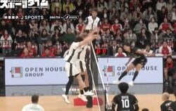 バケモノかよ！ 広島サンダーズ・西本圭吾、最高到達点355cm…“まさかの超人的ジャンプ”　ネットの上から叩き落とす“鉄壁ブロック”