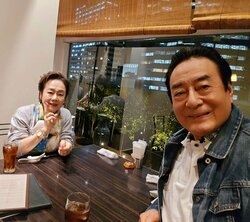 高橋英樹、外食先での妻との2ショット公開 「チャーミングなお二人」の声