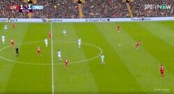 「天才かよ！」「エグすぎる」リバプール遠藤航がDF3人の間をブチ抜く“超絶スルーパス”を炸裂した瞬間　解説者が思わず唸った…攻撃のスイッチを着火させるワンプレー