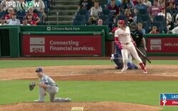 ふざけんじゃねえ！？ 70キロ台の“超スローボール”を強打者がフルスイング　“緊急登板”した野手の様子がおかしくなる「危ねっ！」「さすがにビビる」