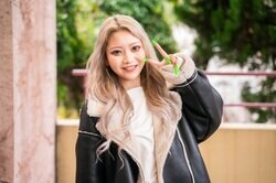 超ミニで美脚を大胆露出！金髪ギャルJKの私服姿に男子デレデレ「テンションあがっちゃうっす。やばいっす」