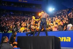 一体、何が？ “サイコレスラー”が突如「火の玉」を繰り出す…美人妻が近づいた直後“まさかの展開”に観客もお口あんぐり