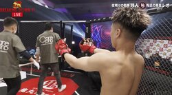 【画像】担架で運ばれる相手に“中指”の暴挙