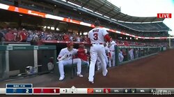 大谷翔平、同僚ウォードの今季11号を「尻ペチ」で歓迎 ファン「復活きたーー」「ここから上げていこう」と歓喜