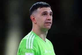 【W杯】卑猥なジェスチャーで話題のアルゼンチン最優秀GK、今度はロッカールームでの“発言”に海外注目「ムバッペに黙祷」