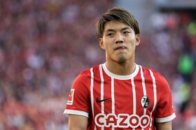 「男の子の横顔が…」MF堂安律が自身の「フライブルクユニ」を着た子どもにサイン! 「とても愛おしい写真」と微笑ましいコメント相次ぐ