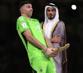 卑猥な股間パフォにエムバペ侮辱…ビラ指揮官エメリがアルゼンチンGKに“再教育宣言”「彼の感情をコントロールしたい」