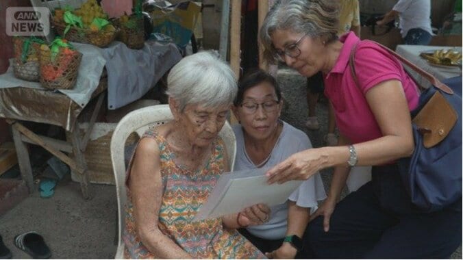 父・神庭利太さんの写真を初めてみるロサリナさん