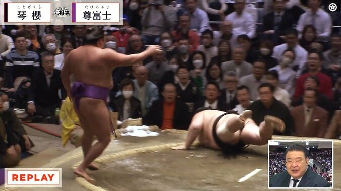 片手一本で吹っ飛んでいく琴櫻