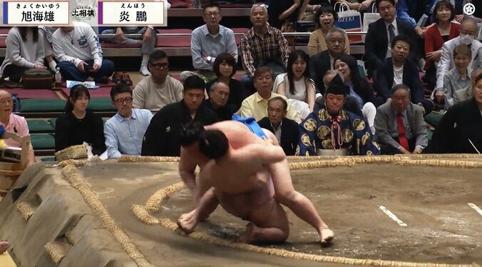 「ヤバい倒れ方」炎鵬の脚がアブナイな方向で…土俵際の決着にファン“ひやり” 館内静まり返るも安堵の拍手 2枚目