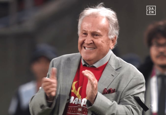 ゆっくりピッチを歩いたジーコ