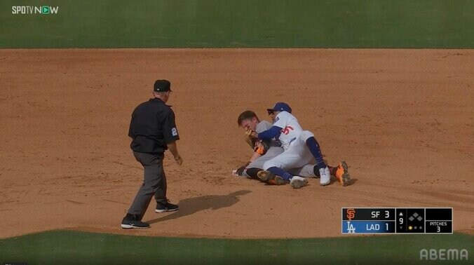 ベッツの「優しさが滲み出ています」ド軍戦、激しいプレーで思わぬ反響 MVP男の“動き”を実況が称賛、敵軍走者と交錯もヘルメット拾う 3枚目