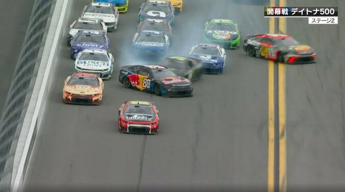 【写真・画像】「これで直ってるんですか！？」壊れた車を“叩いて直す” F1ではあり得ない光景に現役レーサーも唖然　1枚目