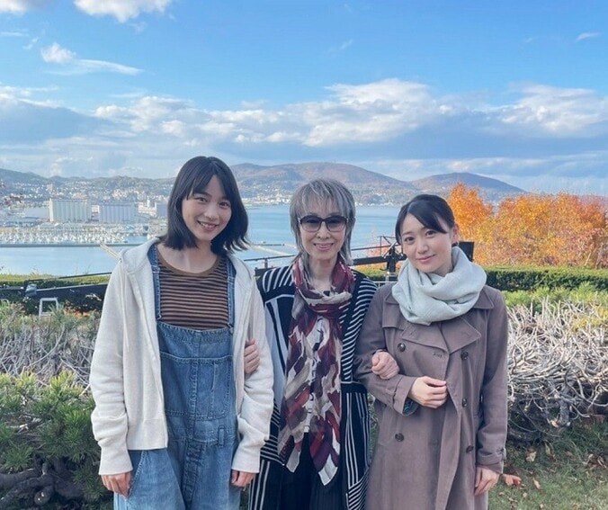  三田佳子、のん＆大島優子の姿に驚いた理由「懐かしい3ショットです」  1枚目